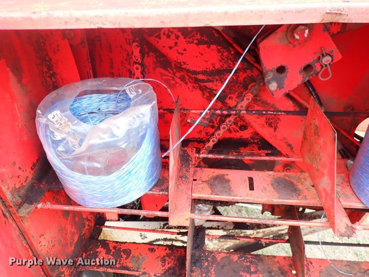 image for item DN2186 1981 Hesston 5580  round baler