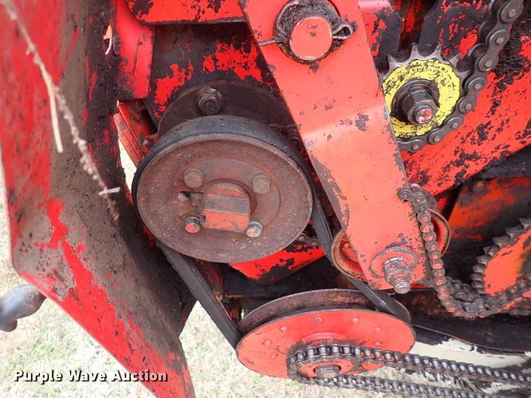 image for item DN2186 1981 Hesston 5580  round baler