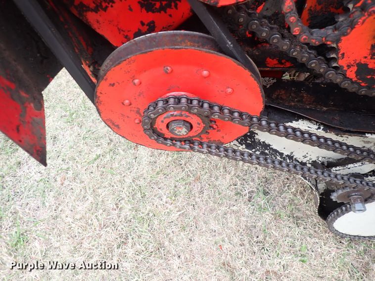 image for item DN2186 1981 Hesston 5580  round baler