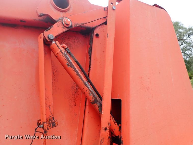 image for item DN2186 1981 Hesston 5580  round baler