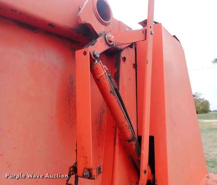 image for item DN2186 1981 Hesston 5580  round baler