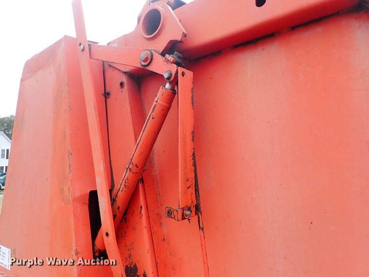 image for item DN2186 1981 Hesston 5580  round baler