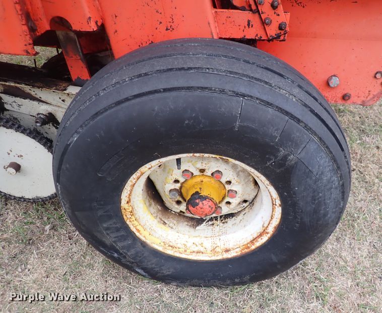 image for item DN2186 1981 Hesston 5580  round baler