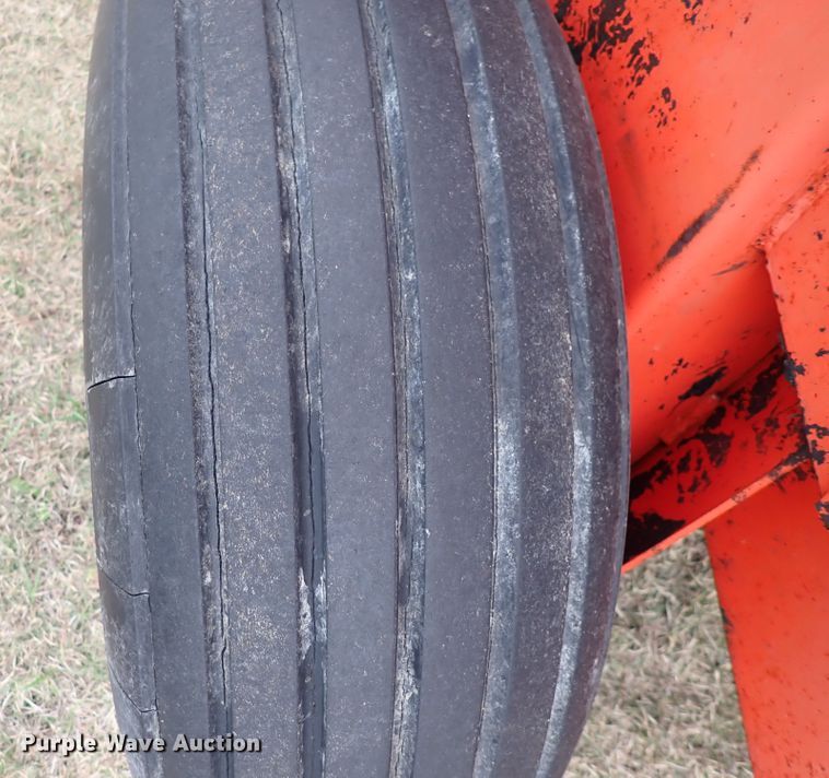 image for item DN2186 1981 Hesston 5580  round baler