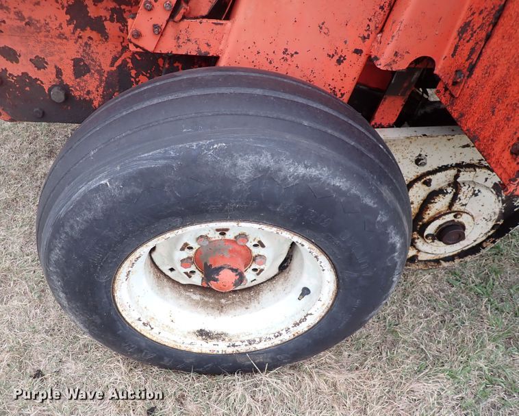 image for item DN2186 1981 Hesston 5580  round baler