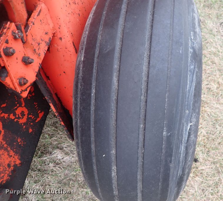 image for item DN2186 1981 Hesston 5580  round baler