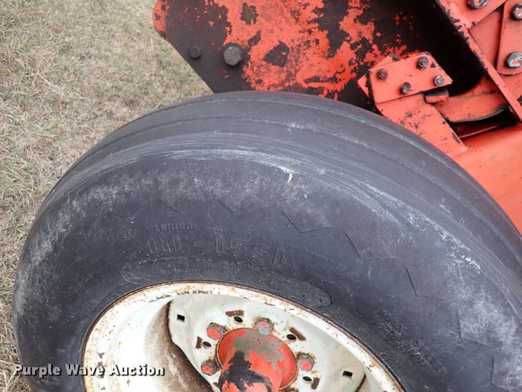 image for item DN2186 1981 Hesston 5580  round baler