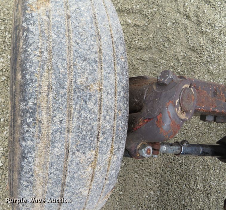 image for item DN7765 1995 Massey Ferguson 383  tractor