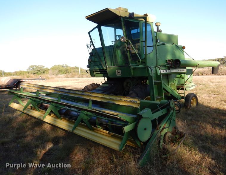 image for item DN8770 John Deere 4400  combine