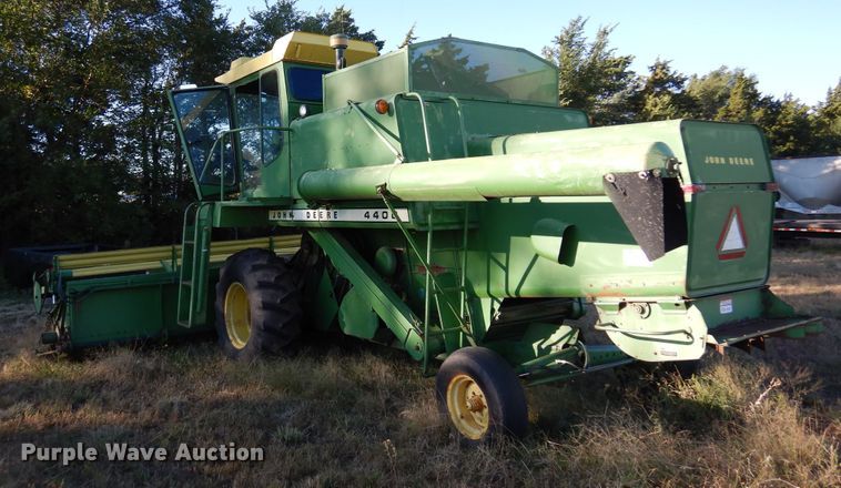 image for item DN8770 John Deere 4400  combine