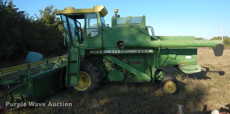 image for item DN8770 John Deere 4400  combine