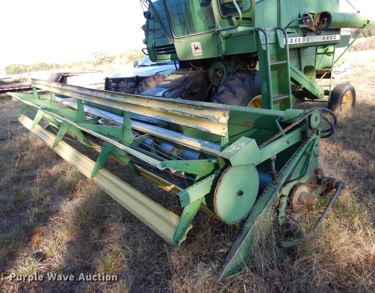 image for item DN8770 John Deere 4400  combine