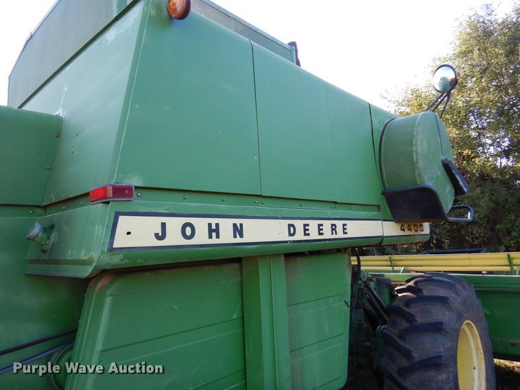 image for item DN8770 John Deere 4400  combine