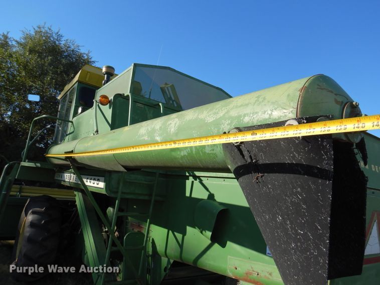 image for item DN8770 John Deere 4400  combine