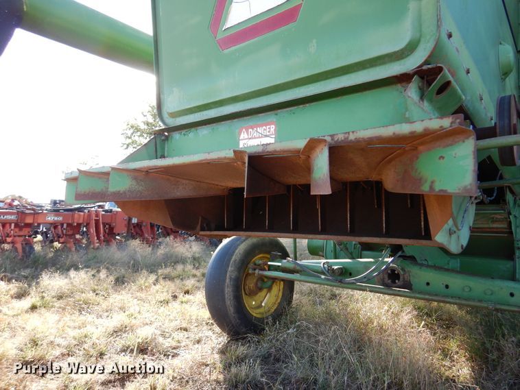 image for item DN8770 John Deere 4400  combine