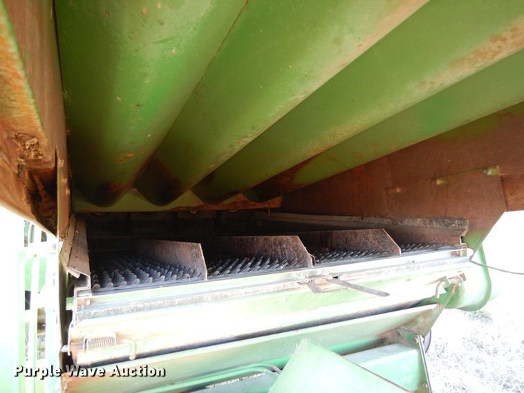 image for item DN8770 John Deere 4400  combine