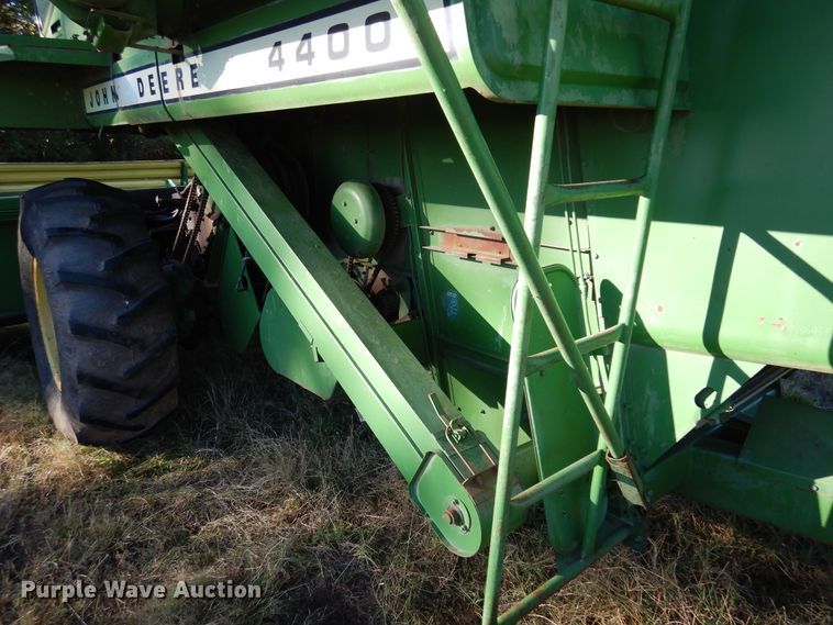 image for item DN8770 John Deere 4400  combine