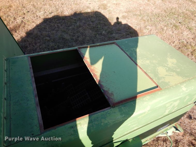 image for item DN8770 John Deere 4400  combine