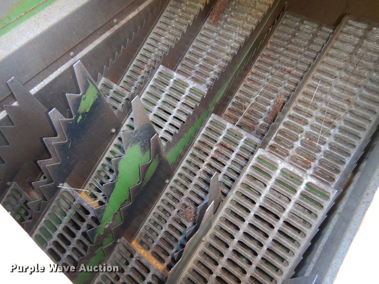 image for item DN8770 John Deere 4400  combine