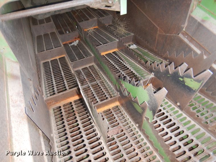 image for item DN8770 John Deere 4400  combine