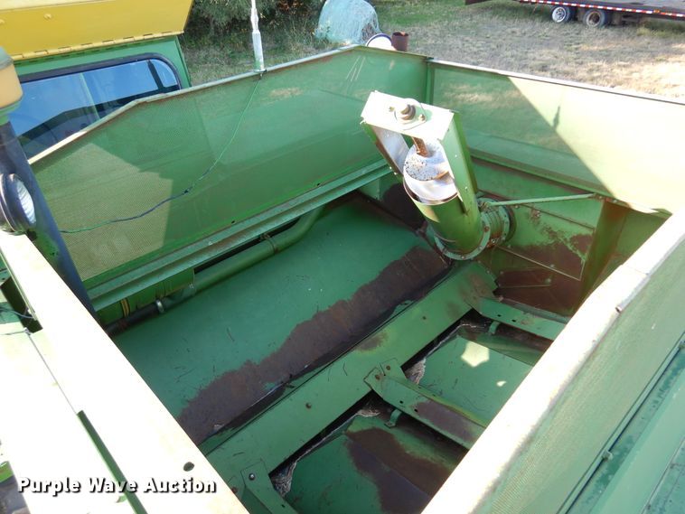 image for item DN8770 John Deere 4400  combine