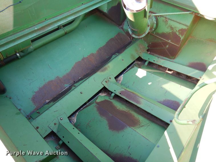 image for item DN8770 John Deere 4400  combine