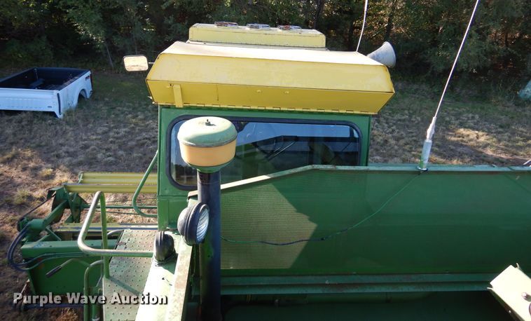image for item DN8770 John Deere 4400  combine