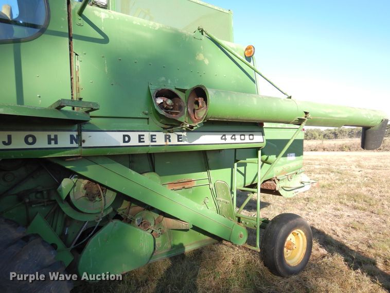 image for item DN8770 John Deere 4400  combine