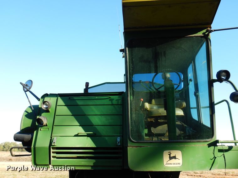 image for item DN8770 John Deere 4400  combine