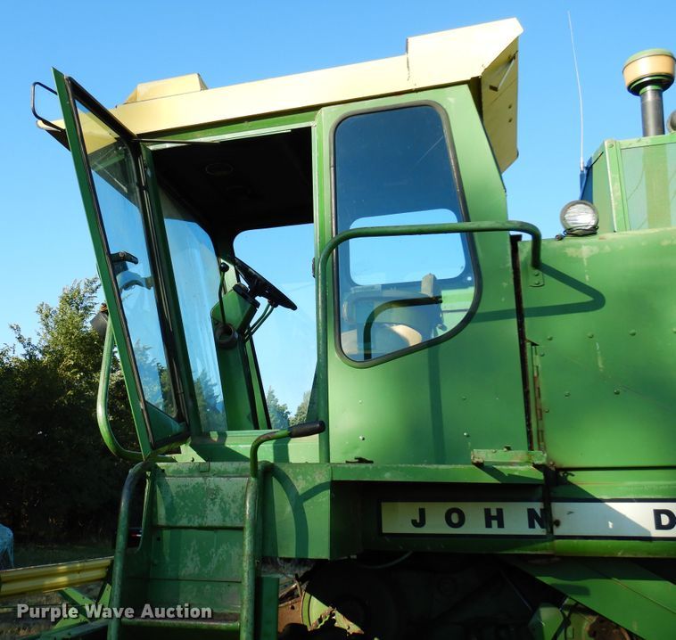 image for item DN8770 John Deere 4400  combine