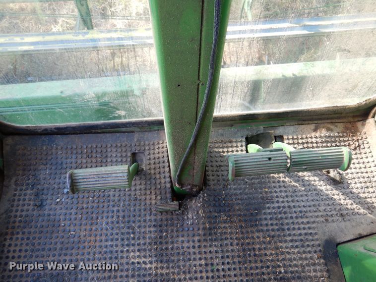 image for item DN8770 John Deere 4400  combine