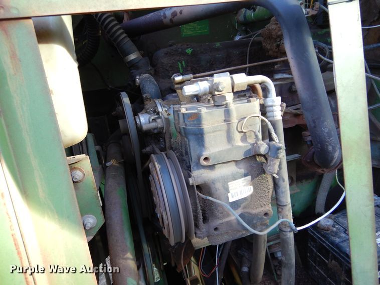 image for item DN8770 John Deere 4400  combine