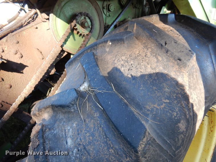 image for item DN8770 John Deere 4400  combine