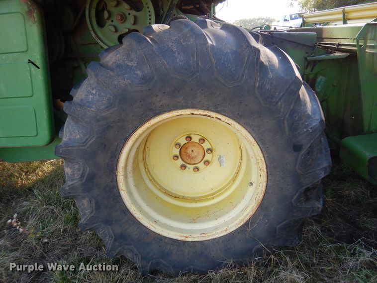 image for item DN8770 John Deere 4400  combine