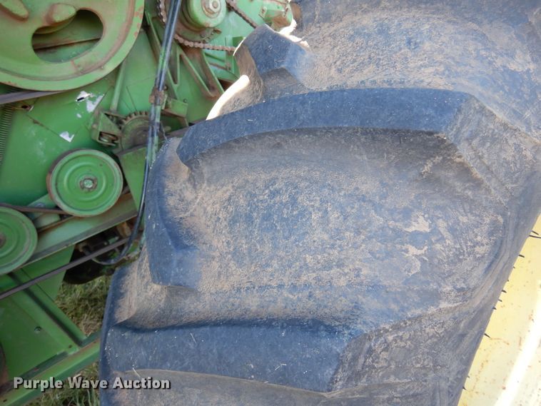 image for item DN8770 John Deere 4400  combine