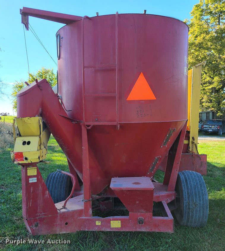 image for item EZ9179 New Holland 357  feed grinder/mixer