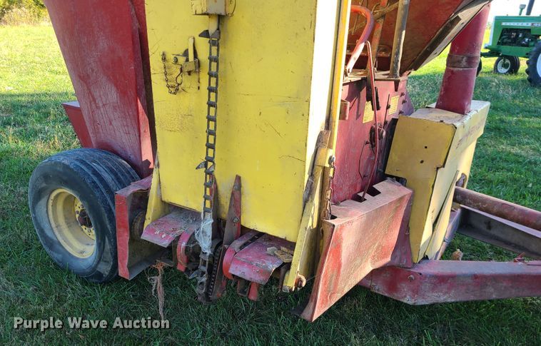 image for item EZ9179 New Holland 357  feed grinder/mixer