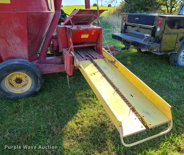 image for item EZ9179 New Holland 357  feed grinder/mixer