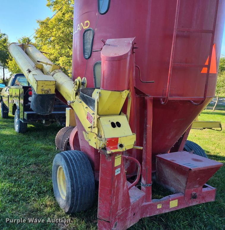 image for item EZ9179 New Holland 357  feed grinder/mixer