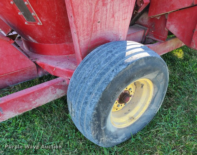 image for item EZ9179 New Holland 357  feed grinder/mixer