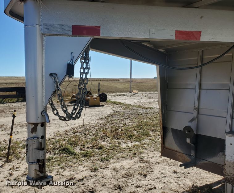 image for item GK9972 2010 Titan AR5296  livestock trailer