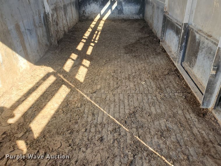 image for item GK9972 2010 Titan AR5296  livestock trailer