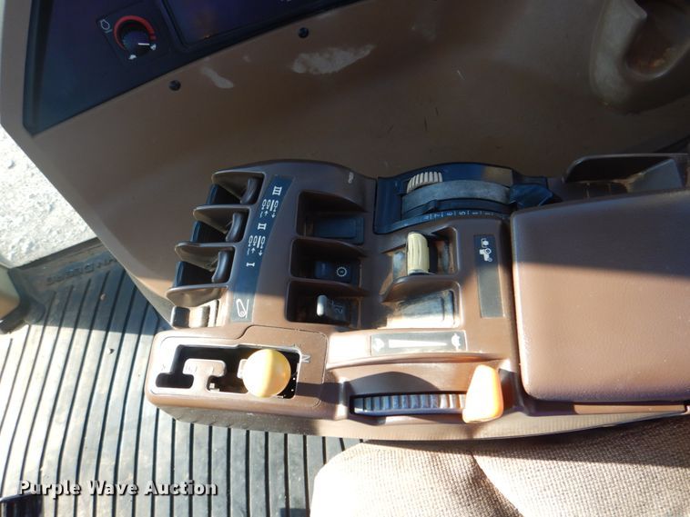 image for item HT9479 2004 John Deere 8420  MFWD tractor