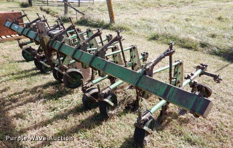 image for item IH9005 John Deere  row crop cultivator