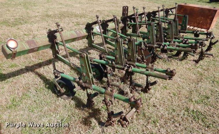 image for item IH9005 John Deere  row crop cultivator