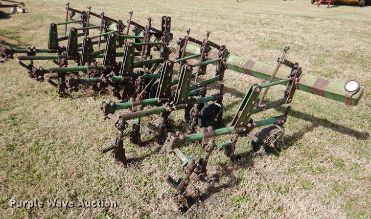 image for item IH9005 John Deere  row crop cultivator