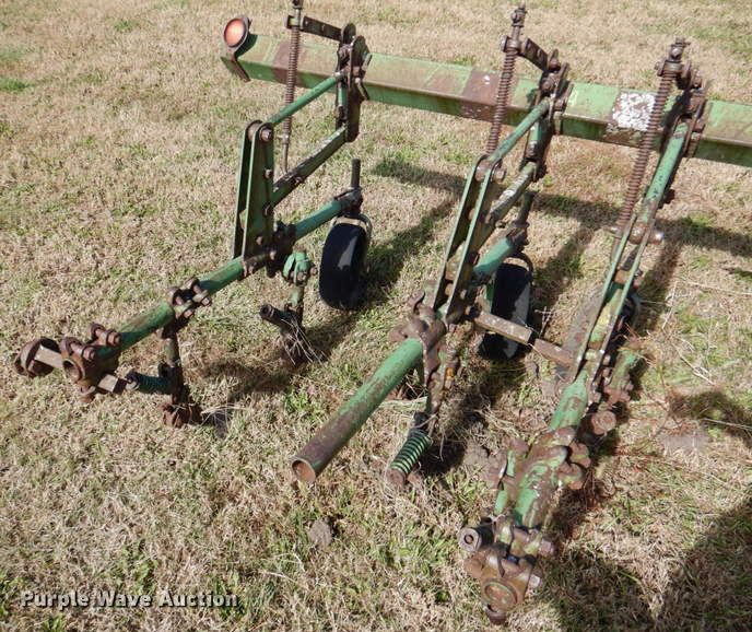 image for item IH9005 John Deere  row crop cultivator