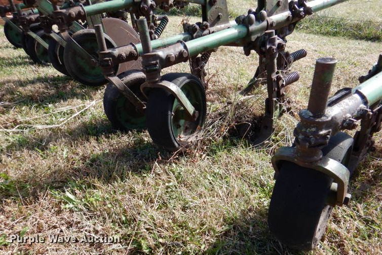 image for item IH9005 John Deere  row crop cultivator