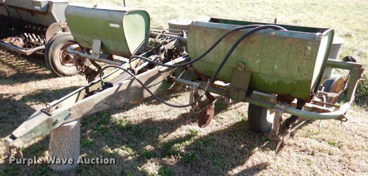 image for item IH9012 John Deere  planter