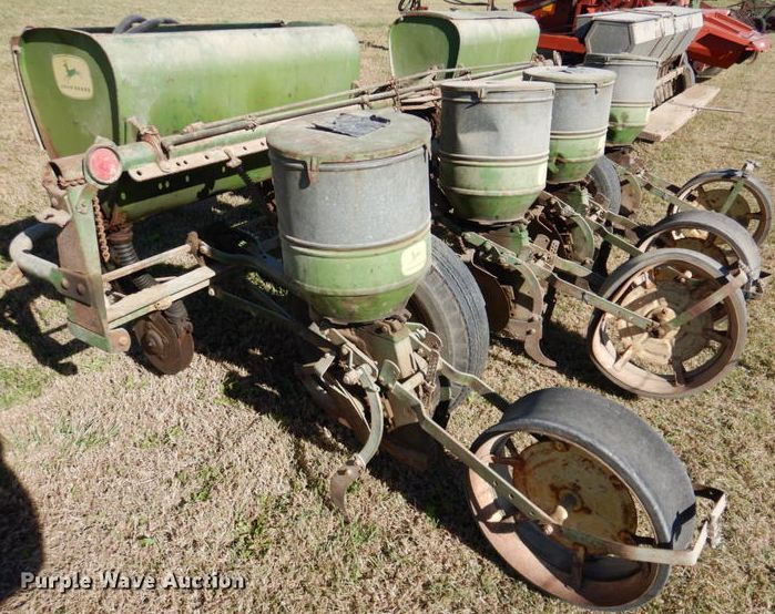 image for item IH9012 John Deere  planter